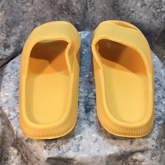 Men’s Size 7/8 Mustard Yellow Slide Sandals, Soft, Flexible, Supportive☀️NWOT☀️ - Picture 3 of 7